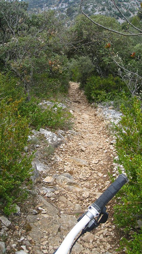 Sentier cassant et technique : pour descendre de la Débroussède sur le Vallon de la Gde Combe