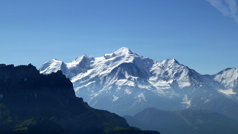 Mt Blanc : Le Mt Blanc avec son énorme trace. Avec cette météo, ça doit grouiller.