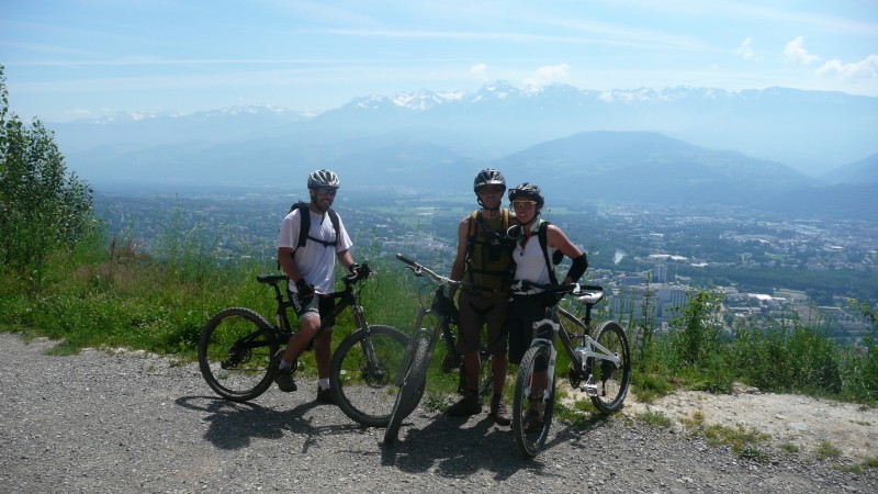 Rachais : La fine équipe du jour au dessus de Grenoble sur fond de Belledonne