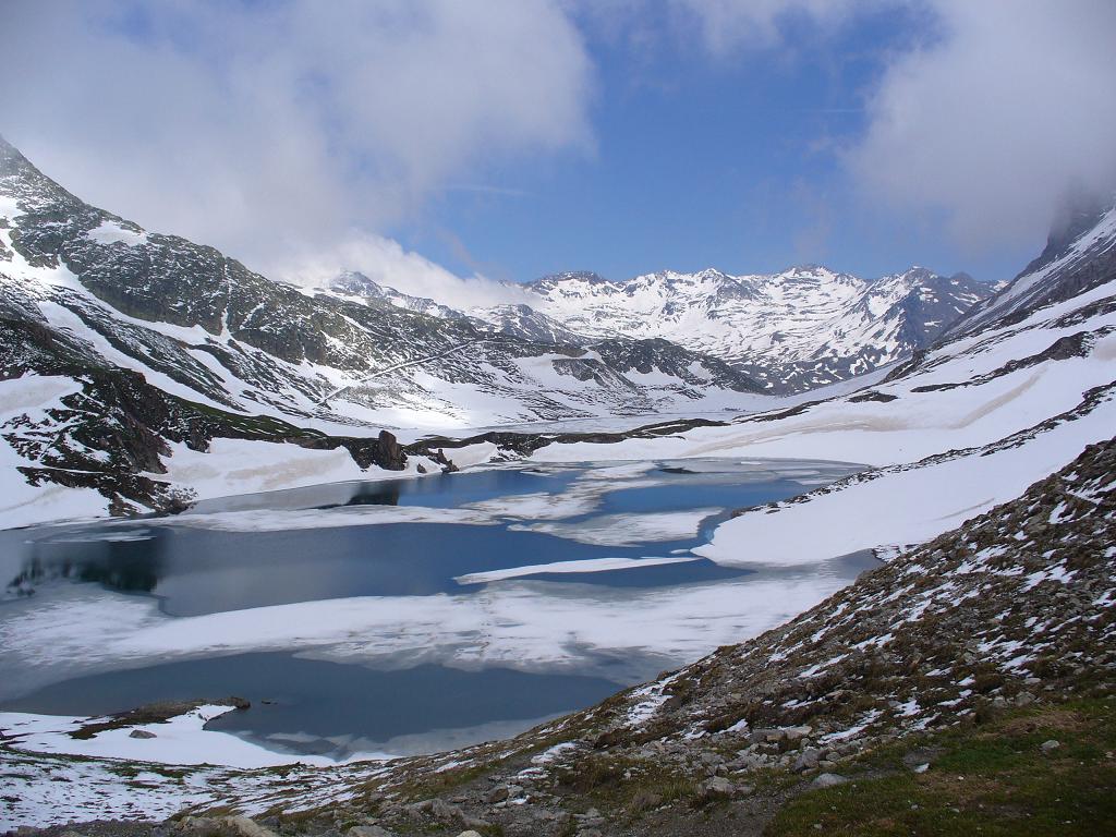 Col des Rochilles : Vue sur le lac du Grand Ban et le lac Rond encore bien gelés pour la saison