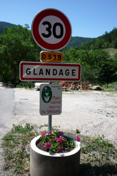 Glandage : Super ce nom de village quand même. Et surtout faut pas y aller trop vite dans Glandage. Y'a un risque de réveiller les glandeurs ;-)