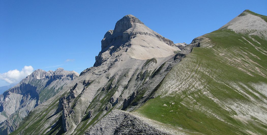 Grand Ferrand sous un angle : inhabituel, encore une courte descente puis 200m de portage avant le sommet !