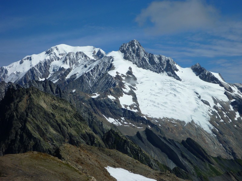 vu  du sommet : aiguilles des glaciers, mont blanc et domes de miage que l'on ne voie pas