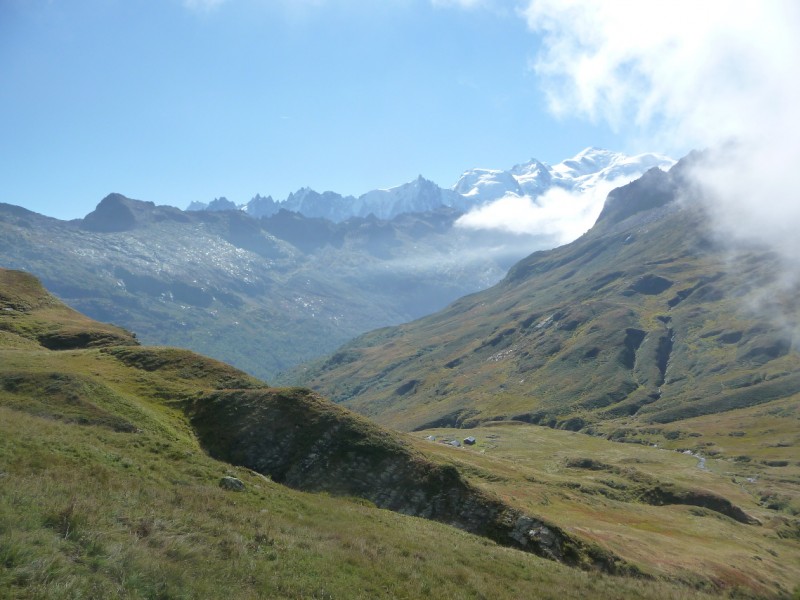 Mont Buet : le massif du Mt Blanc apparaît derrière la brume...
