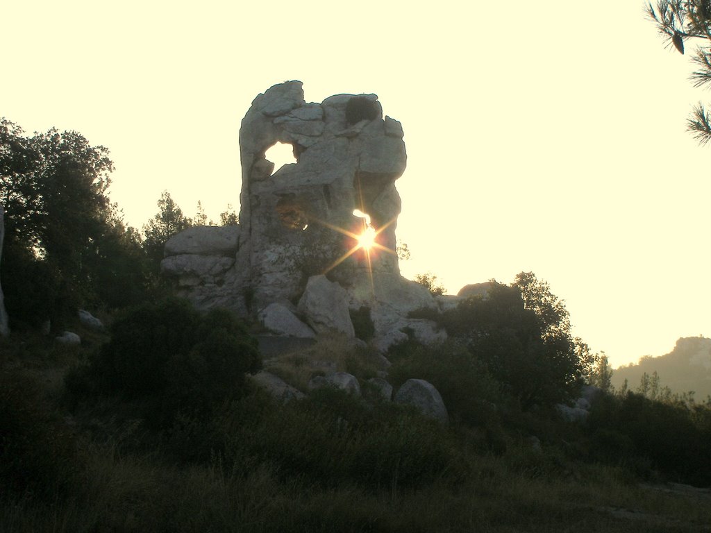 La pierre percée : Le soleil transperce la pierre