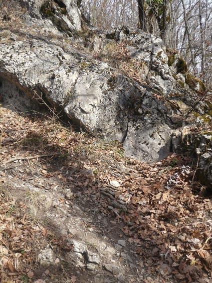 Descente sur Mont Bogon : Passages rocheux difficiles au début du sentier