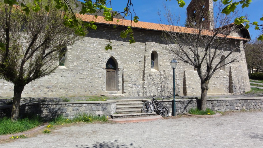 Gigors : Pause culturelle avec l'église Romane de Gigors, qui donne plus l'impression d'être en Provence que dans les Alpes (de Hautes Provence)