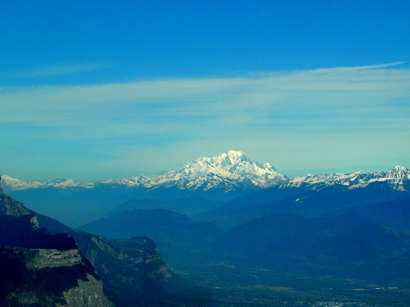 Le Mont Blanc : Petit coup de cœur pour le petit Savoyard que je suis: Le Mont Blanc et le Massif du Beaufortain (sur la droite du Mont Blanc)!