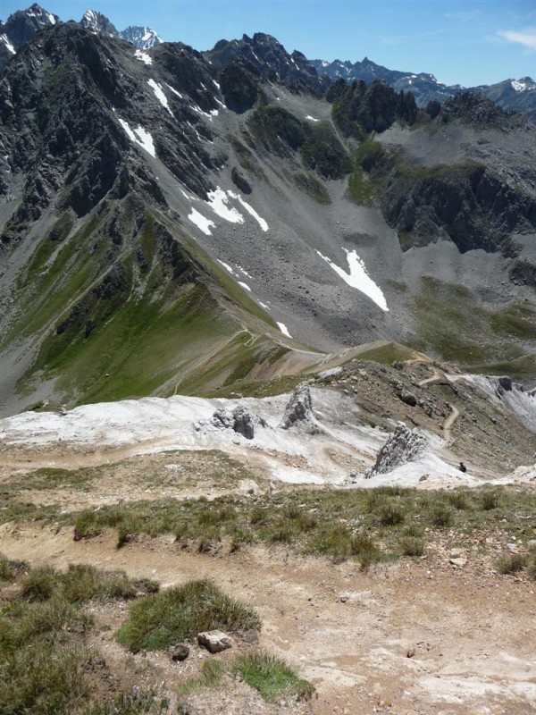 Petit Mont Blanc : descente versant Sud sur le col du Mône.