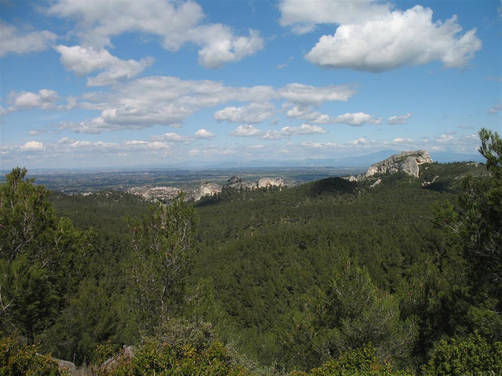 Les baux de provence : Vue sur Saint Rémy de Provence depuis le GR6, bifurcation pour Les lombards