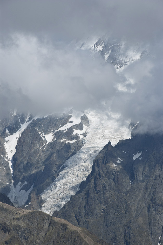col Bassa serra : Toujours les nuages accentuant les reliefs des glaciers.