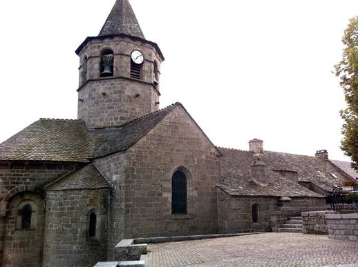 Nasbinals : L'église trône au centre du village