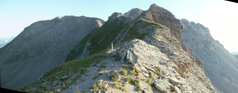 coté Ouest : Gauche à droite : L'Auta, Lauza Plana derrière les reliefs sur le crête du Col et La Montagnette.
On peut voir aussi Morgon mais la photo est loupée.