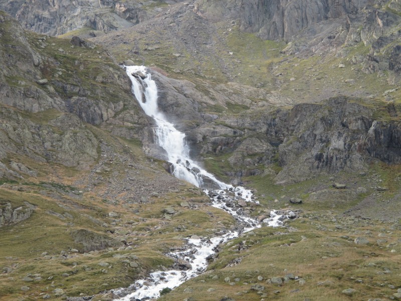 Rousses : la fonte du  glacier, le ruisseau est gros