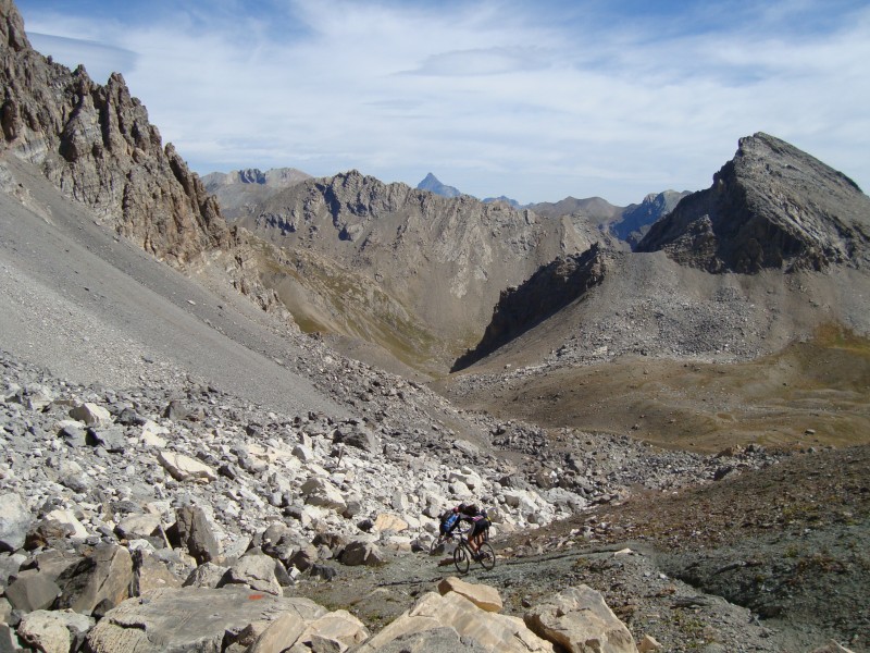 Tour du Brec de Chambeyron : Le début de la descente versant italien de la Stroppia.