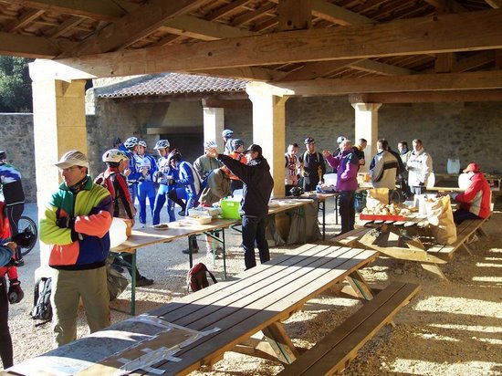Ravito : Ravitaillement à l'abri du Mistral
(photo prise par Nicolas)