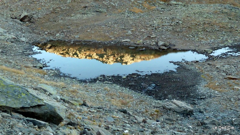 Gouille : Petit lac en amont du Mont Cula et son reflet.