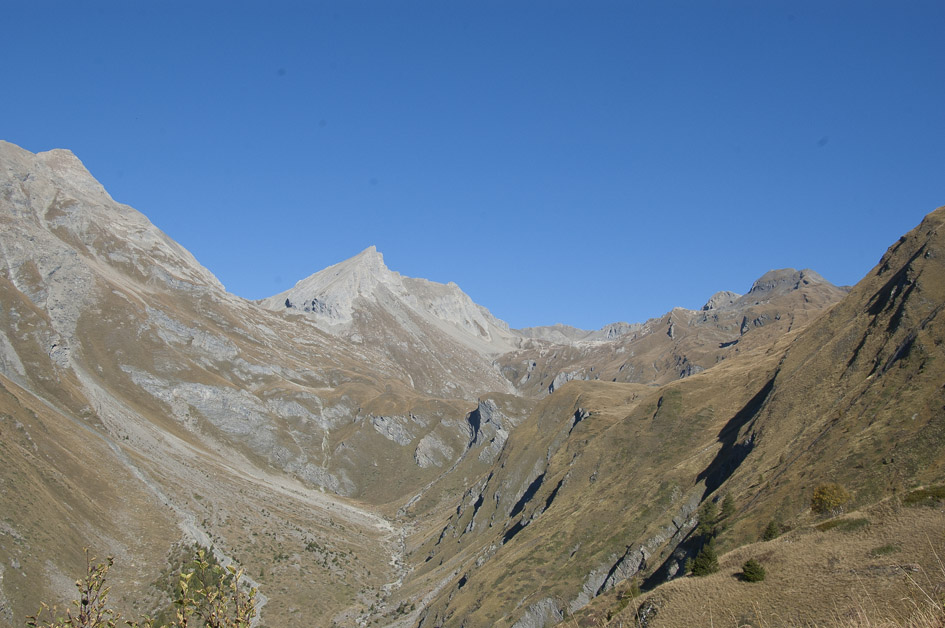 Aiguille d'Artanavaz : De Planaval, le vallon de Planaval avec le 1er verrou sous l'alpe de Bonalex emprunté par le sentier de descente