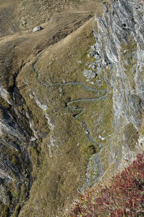 Aiguille d'Artanavaz : Le sentier non cyclable descendant de l'alpe de Bonalex sur le vallon de Malaval.