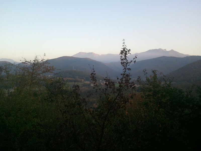 Sauveterre de Comminges : Fin de journée d'automne sur Sauveterre de Comminges. Au fond le Cagire à gauche, le pic du Gard à droite.