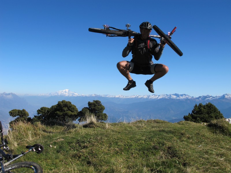 zagremel collection : le jump avec le Mont Blanc en fond