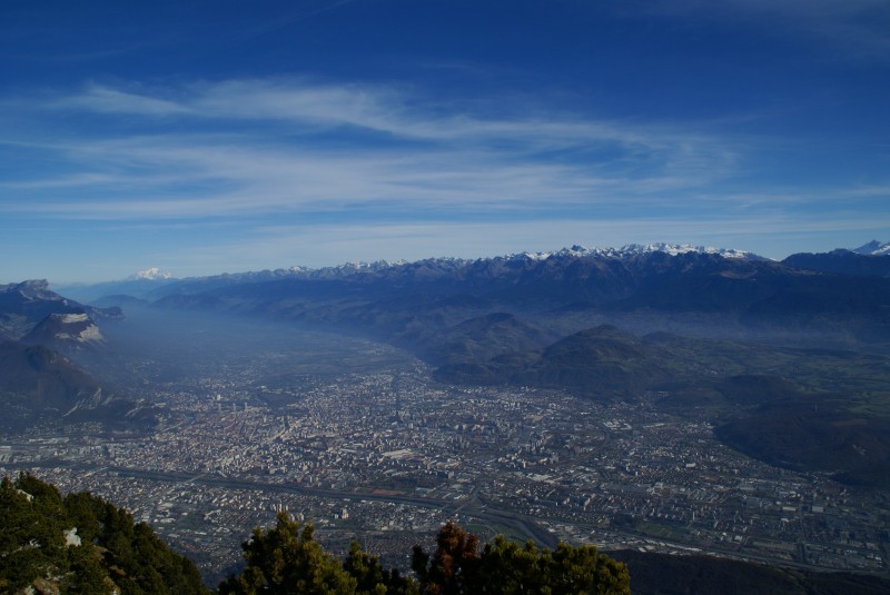 Vue sur Grenoble du sommet : et Belledonne, désespérément sèche...