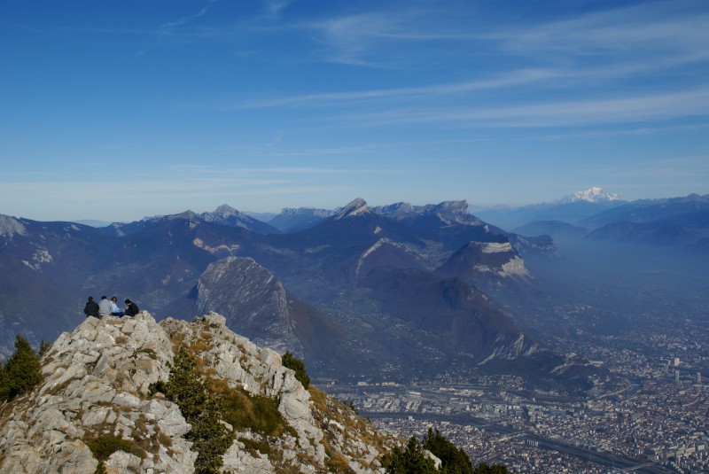 La Chartreuse : le Mont Blanc (il est bien le seul à l'être, d'ailleurs), et 4 des 58 pique-niqueurs au sommet, ce jour-là.