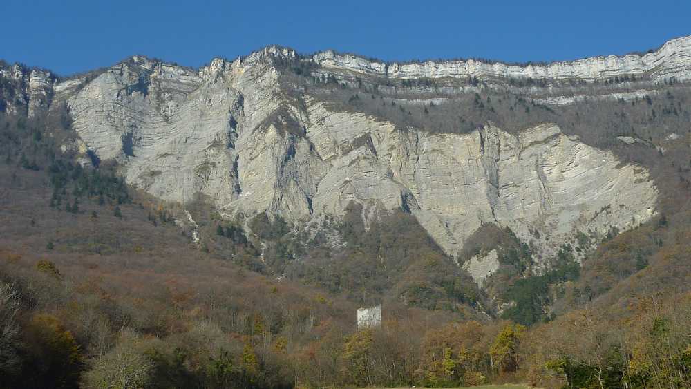 Tour d'Arces : camouflée au pied des falaises