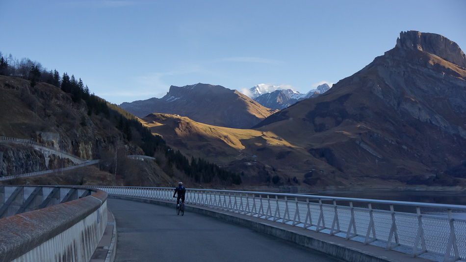 Traversée du barrage : levé du soleil sur le Mont-Blanc