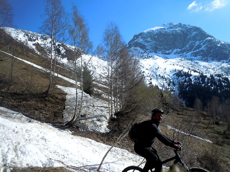 Sous les 2 Alpes : Encore pas mal de neige dans le vallon des Travers