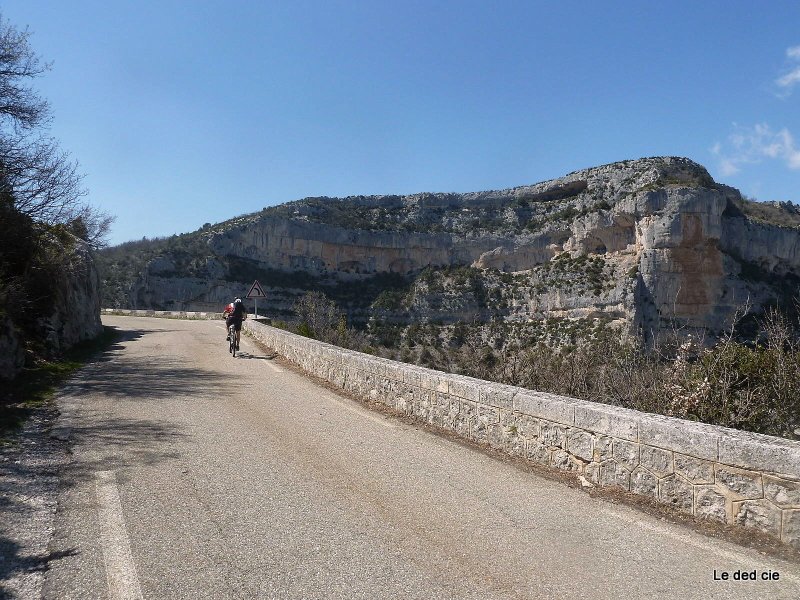 D942 : Belle route en surplomb des gorges avec la vue sur le  Rocher du Cire