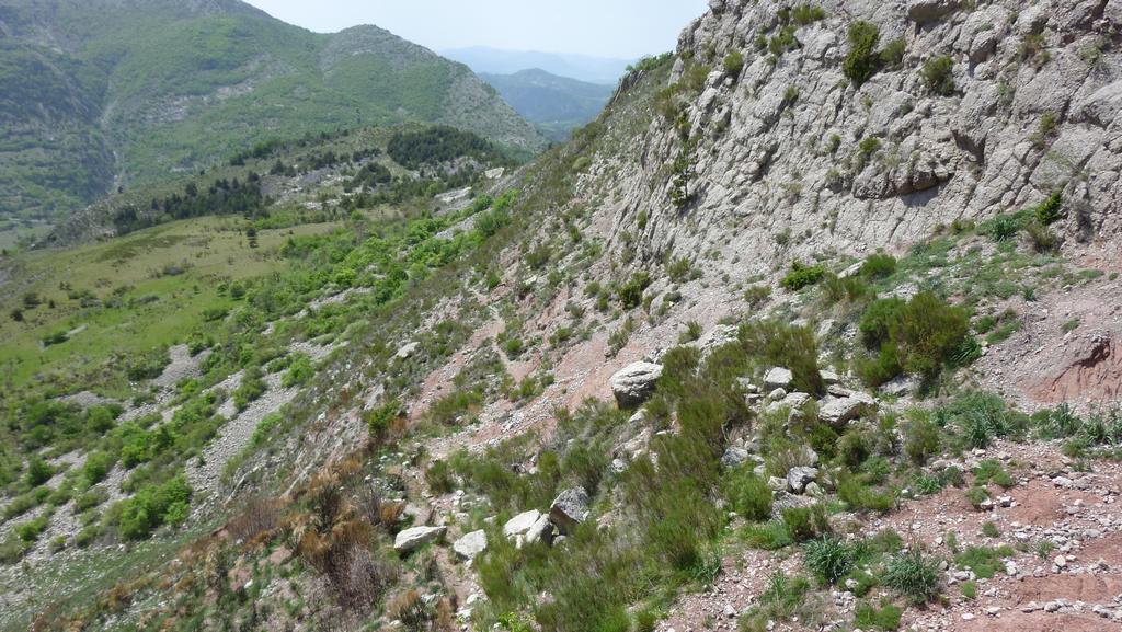 Sentier le Patègue : Le chemin serpente à flancs de rochers