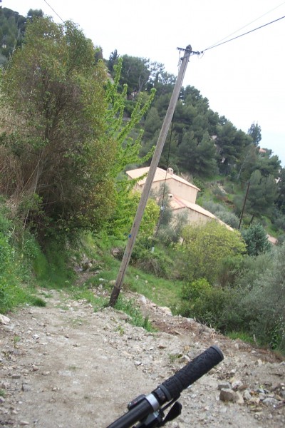 Sentier de la Bauma : Juste après le poteau, une source (gadoue) et l'état chaotique du sentier rendent la progression sur le VTT illusoire.