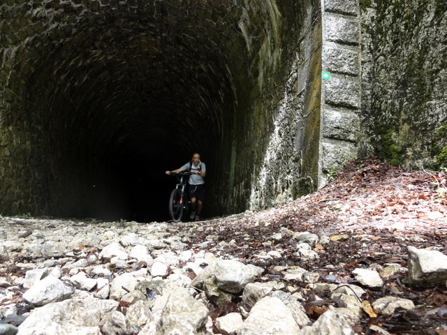 tunnel : pas eu le temps de monter sur le vélo pour la photo ... trop raide et croulant de toute façon