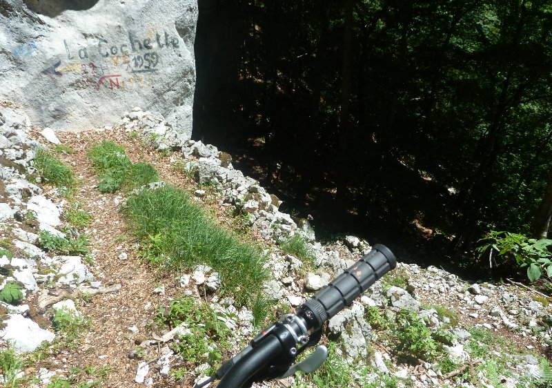 #11 Descente du col de La Cochette : Premières épingles et levage de roue :-)) Descente du col de La Cochette : Premières épingles et levage de roue :-))