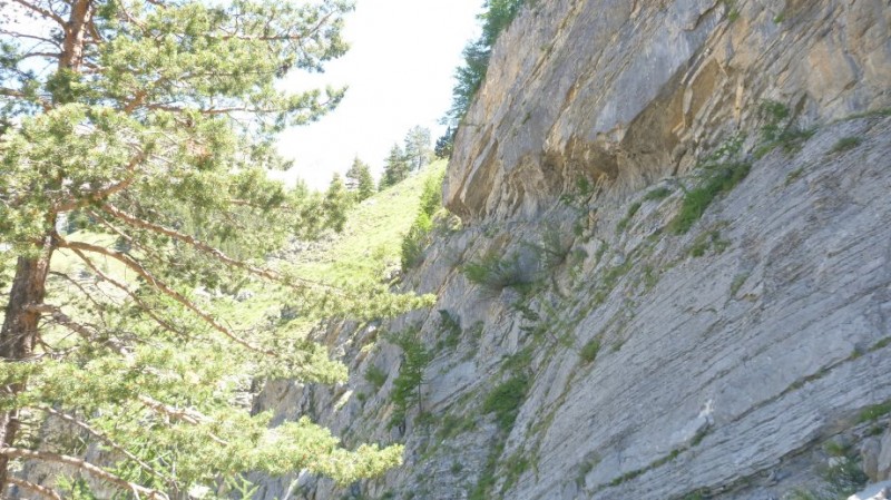Sentier dans le rocher : Impressionant passage taillé dans la roche