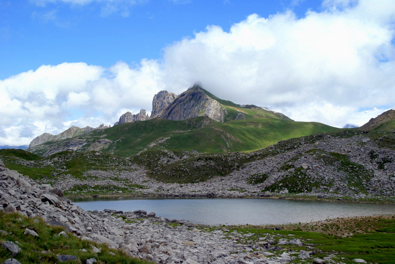 Lac du Pêtre : avec en fond le Rocher de Plassa et un petit bout des glaciers de la Vanoise