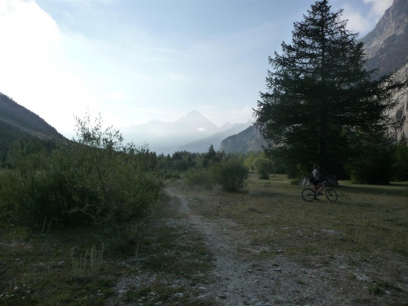 Mont Thabor : Descente sur Bardonecchia, avec l'Italie dans la brume matinale.
