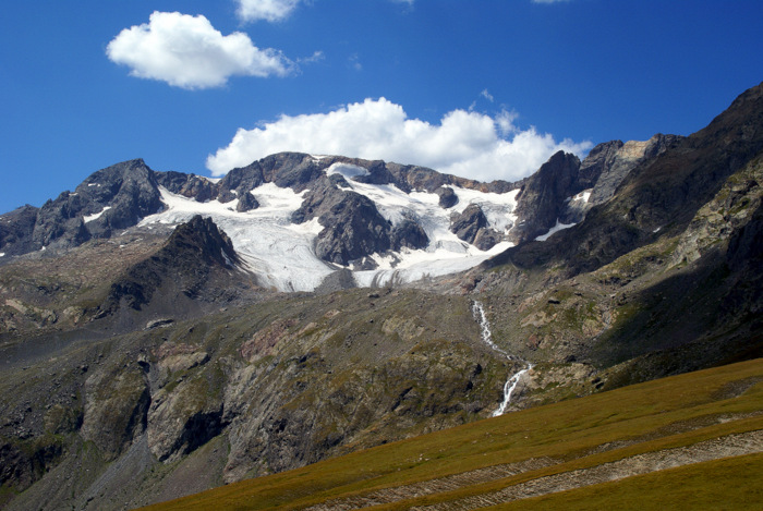 Le glacier des Quirlies : et la cascade par laquelle se déverse le lac du même nom