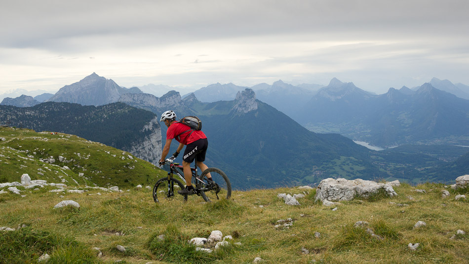 #4 Attention de bien tourner : à gauche, il y a une bonne marche tout droit Attention de bien tourner : à gauche, il y a une bonne marche tout droit