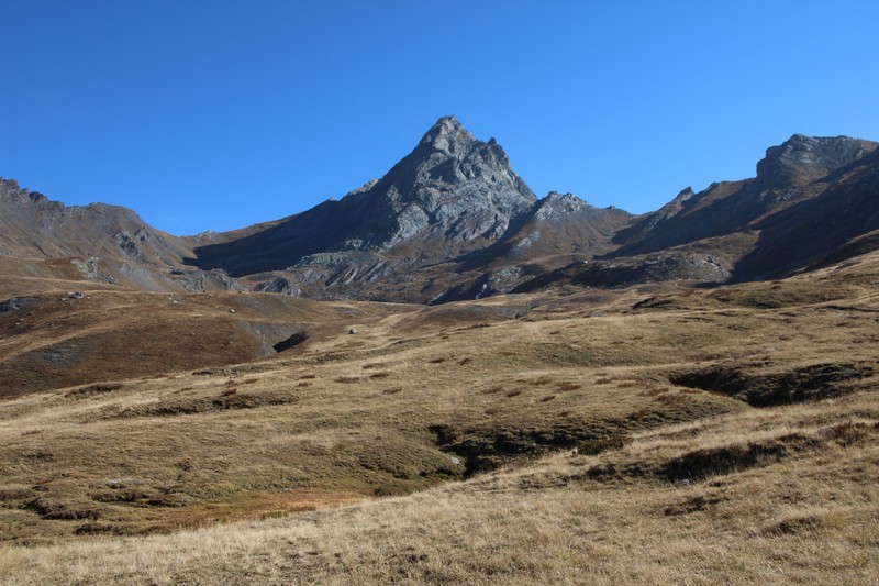 Bric Bouchet : Col de Valpreveyre à gauche et Col de Bouchet à droite entre la face et le rognon rocheux