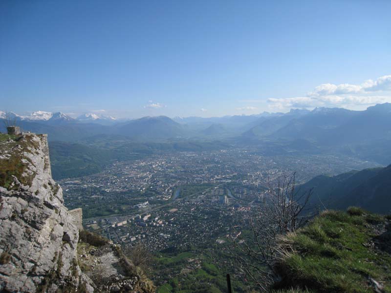 Grenoble : Toujours aussi sympa cette vue aérienne. Si vous regardez bien vous voyez Vinc&Co qui pédalent pour monter au col de Vence.