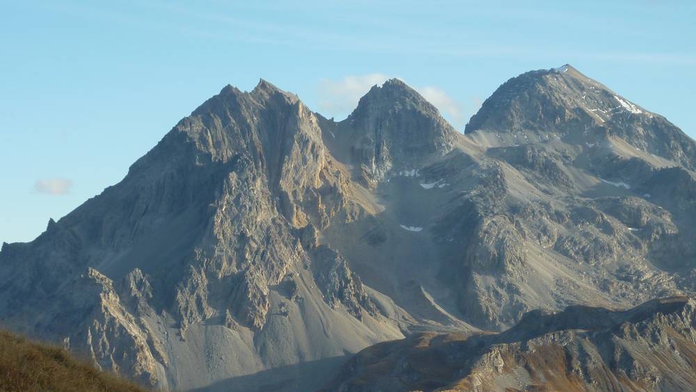 sommets frontaliers : Roche Bernaude à droite et Gran Bagna à gauche avec son beau couloir Nord