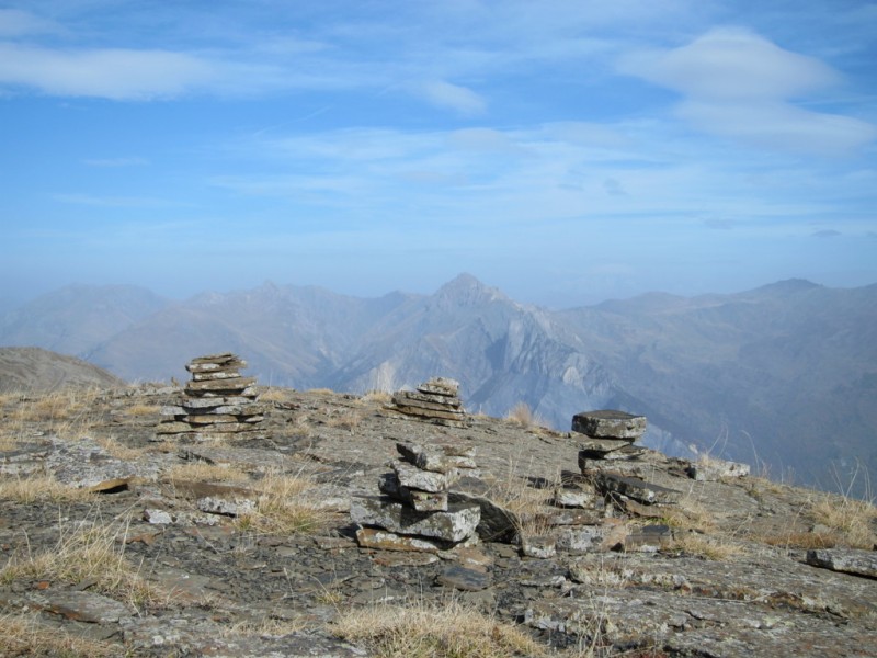 Paroi du Midi : les cairns caractéristiques et vue sur le Gd Perron qui doit être sec aussi.