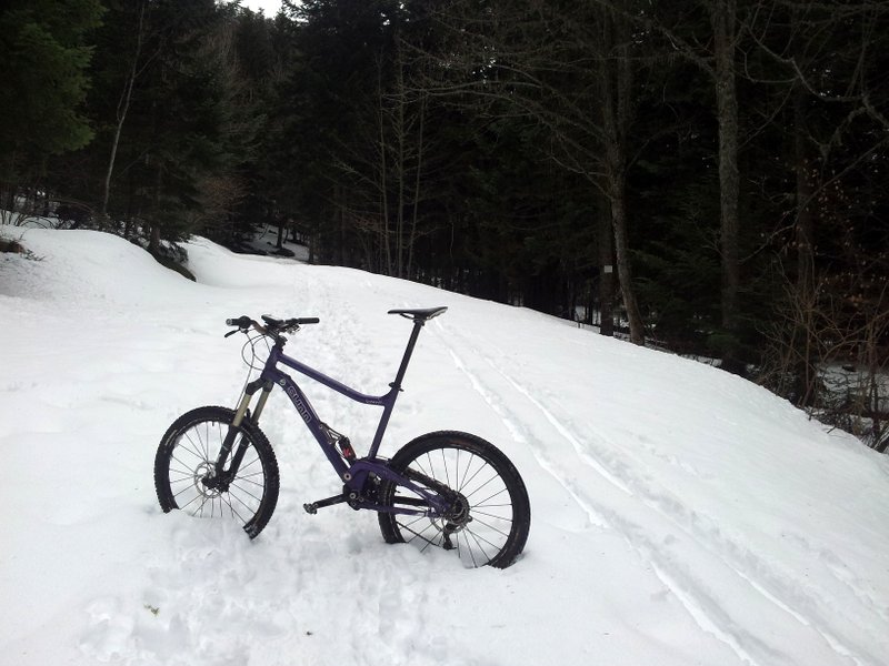 Ratelier à VTT : La neige est super molle et il ne faut pas sortir de la trace. Autant de garages à vélos qu'on veut!