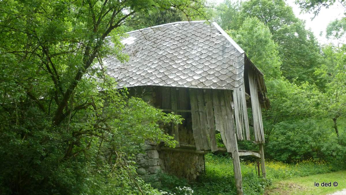 les maisons Peylin : Grange typique de la région au toit de lauze
