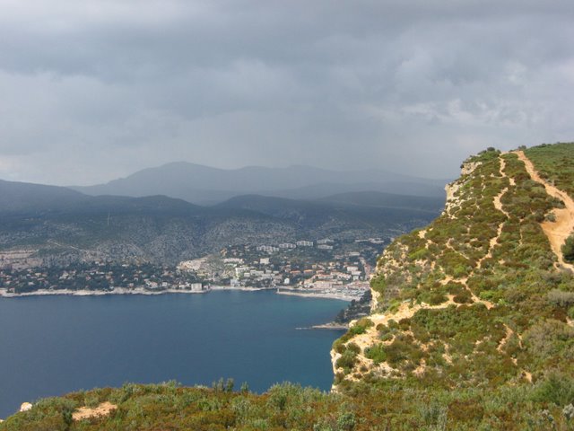 Le sentier des crêtes du Cap Canaille, Cassis et ses calanques en arrière plan
