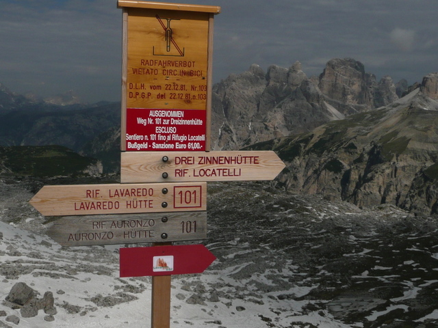 panneau interdiction sentier du refuge Locatelli