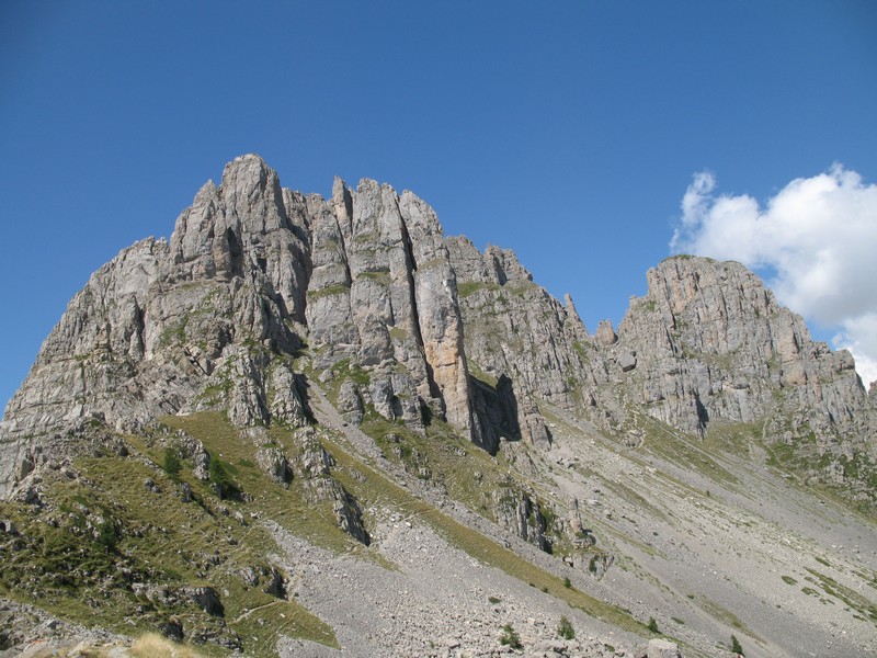 Aiguilles de Chabrières, avec le passage de la brêche de l'Homme, versant Est, depuis sommet station de ski de Réallon