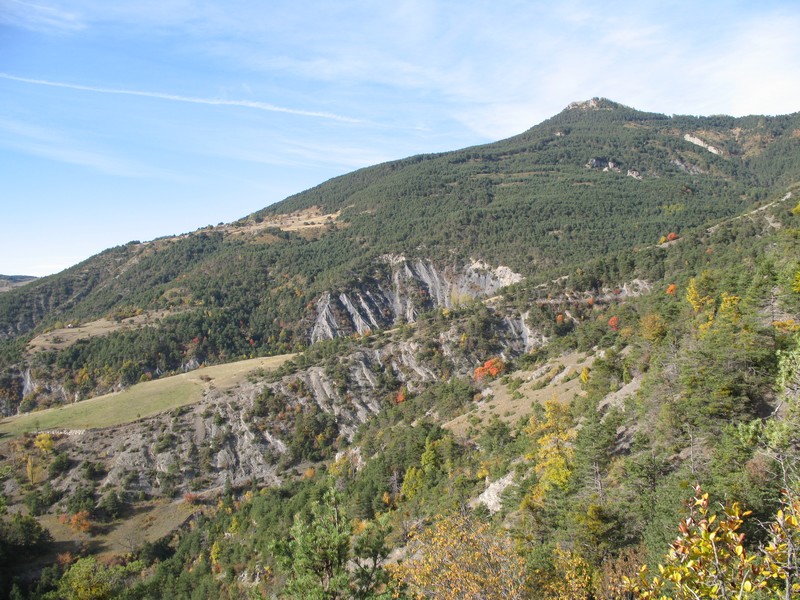 Sommet et secteur de la descente, bois, champs et ravines.